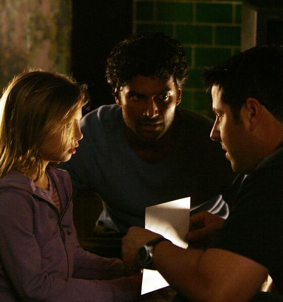 Fichier:2x04 MollyMohinderMatt.jpg