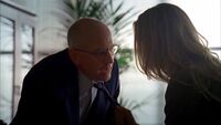 Niki (est-ce vraiment elle ?) et le directeur se disputent.