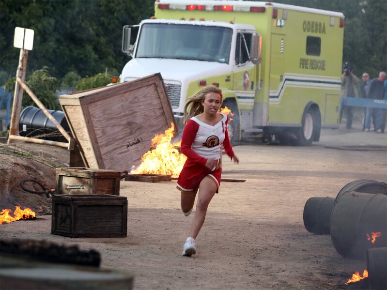 Fichier:1x01 ClaireSecours.jpg