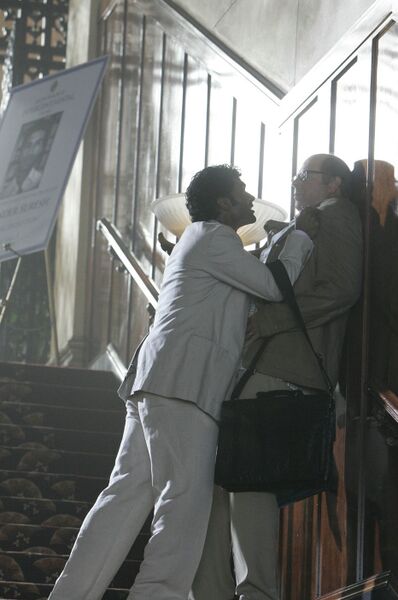 Fichier:2x01 MohinderBob.jpg