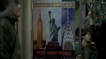 Une affiche à l'intérieur de la rame met New York dans la tête de Hiro.