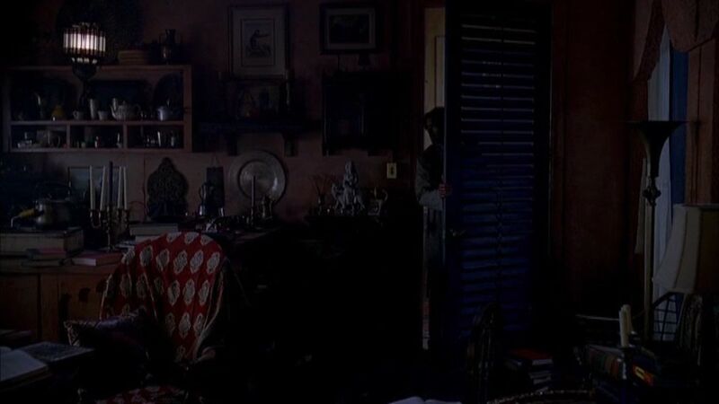 Fichier:Mohinder entre dans l'appartement indien de Chandra.jpg
