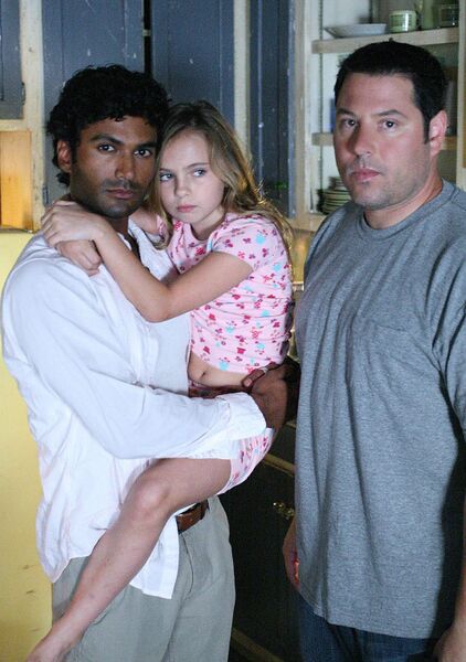 Fichier:2x03 MohinderMollyMatt.jpg