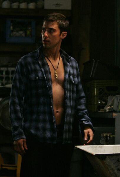 Fichier:2x02 PeterTorse.jpg