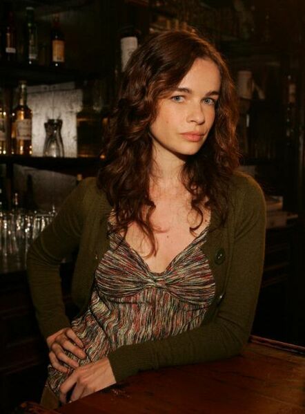 Fichier:2x02 Caitlin.jpg