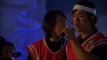 Deux jeunes Japonais chantent dans un bar karaoké à Tokyo.