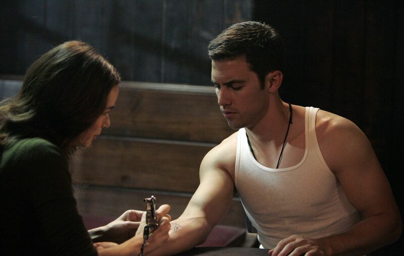 Fichier:2x03 CaitlinPeterTatoo.jpg