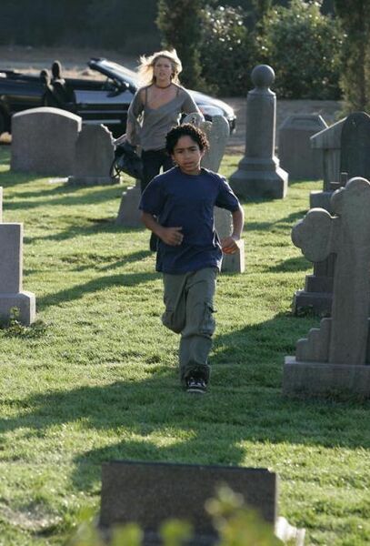Fichier:2x03 MichaNikiTombe2.jpg