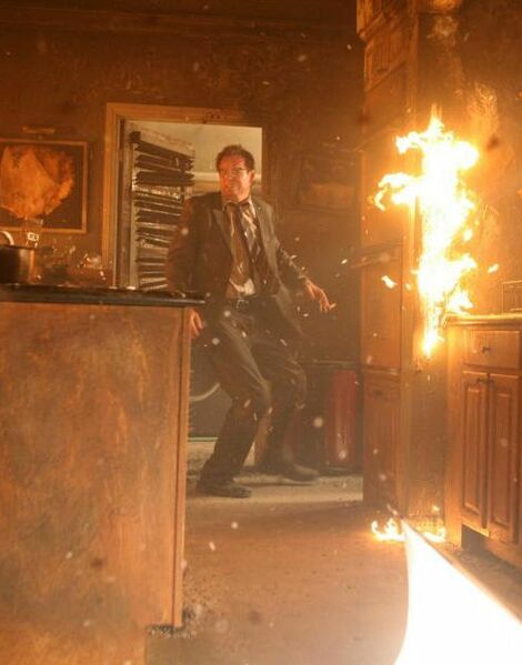 Fichier:1x17 NoahFlammes2.jpg