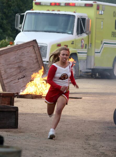 Fichier:1x01 ClaireFeu.jpg