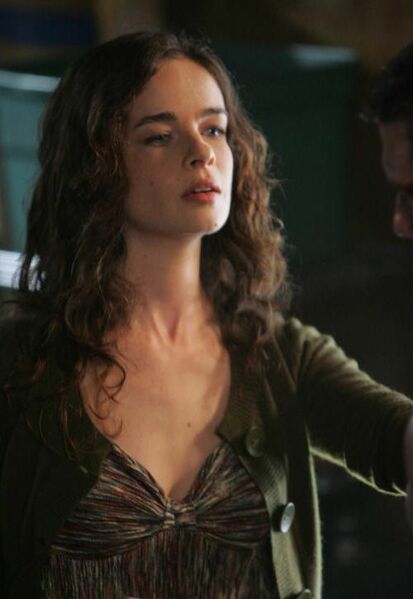 Fichier:2x02 CaitlinPeter.jpg