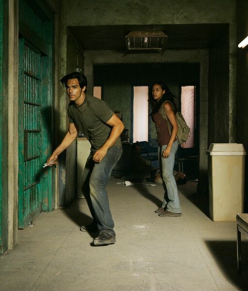 Fichier:2x03 AlejandroMayaPrison.jpg