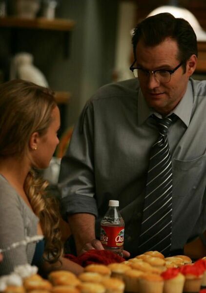 Fichier:1x06 ClaireNoahCakes.jpg