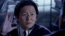 Dans un futur alternatif, Hiro fait le salut vulcain aux inspecteurs chargés de l'enquête sur la mort d'Isaac (« Découvertes en série ­­­»).