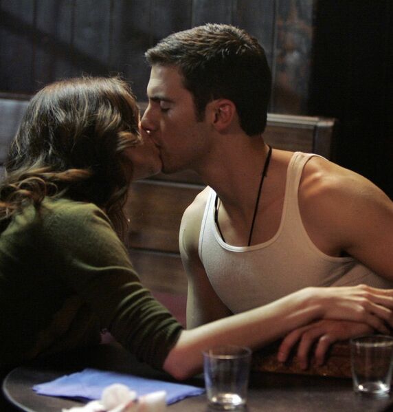 Fichier:2x03 BaiserPeterCaitlin.jpg