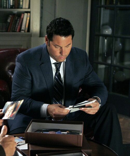 Fichier:2x04 MattPhotos.jpg