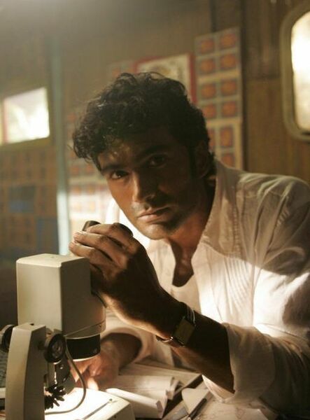 Fichier:2x02 MohinderMicroscope.jpg